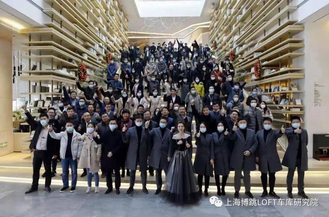 酉阳全国一百多人在华侨城汉口道6号参观研讨LOFT专利车库技术！